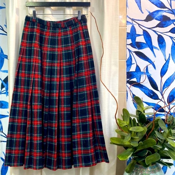 Pendleton Dresses & Skirts - Vintage Women’s Pendleton Classic 100% Virgin Wool Black Stewart Tartan Skirt 6